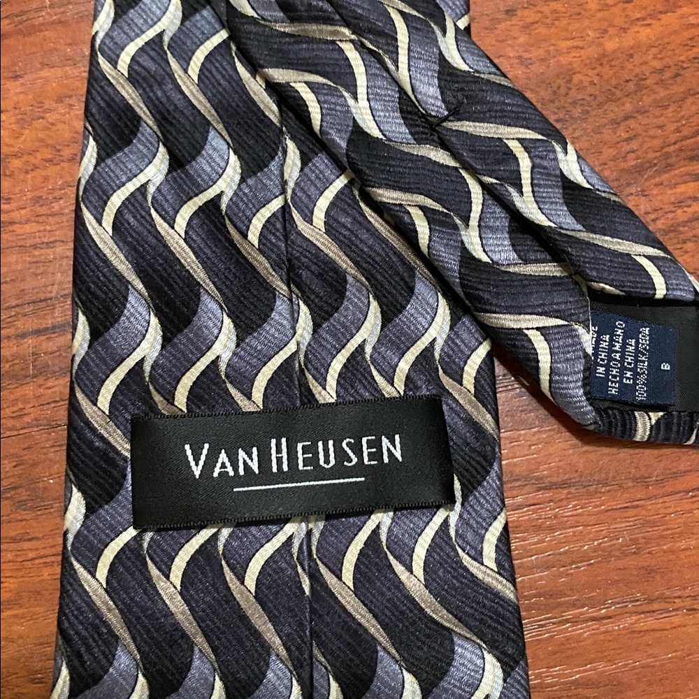 Van Heusen Black and Cream Wave Pattern Tie